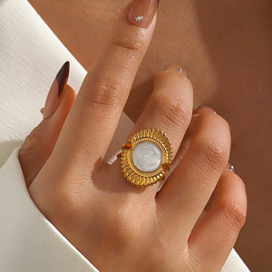 Fashion Retro Stainless Steel Minimalist Ring - 18K Gold Black Drop Oil Exaggerated Fan-shaped Ring, Unique Hip-hop <b>Gift</b> Ring - Product Image 2
