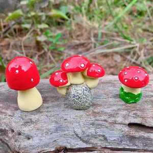 Ornements en résine miniature en forme de champignons 3,5 cm x 3 cm x 2 cm, finition brillante, décoration de table, jardin, utilisation intérieure et extérieure - Product Image 1
