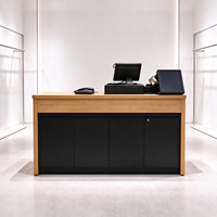 Comptoir de magasin de vêtements en bois, table de caisse, étagère métallique grise, rail de suspension, CE ETL, vente en gros et au détail