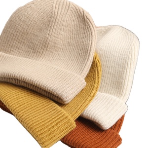 <span class=keywords><strong>Bonnet</strong></span> tricoté d'hiver pour <span class=keywords><strong>femme</strong></span> avec logo personnalisé, style prêt-à-voyager, couleurs unies disponibles - Product Image 1
