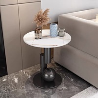 Table à thé mobile moderne de luxe en pierre frittée avec roulettes compactes pour penthouse, suite, salon, villa