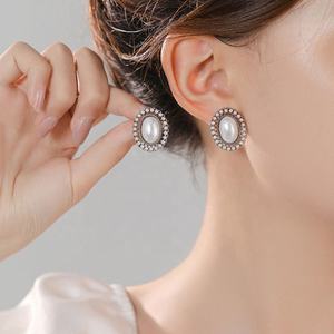 Boucles d'oreilles clous en imitation perle micro-incrustée style antique, design rétro artistique palais, sensation haut de gamme, plaqué or géométrique - Product Image 1