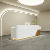 Bureau de réception moderne et minimaliste en crème personnalisé avec éclairage LED pour salon de beauté et boutique