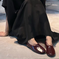 Chaussures plates pour femmes 2026 en cuir de vachette plissé blanc laiteux, avec surpiqûres centrales et lacets élastiques, style décontracté polyvalent
