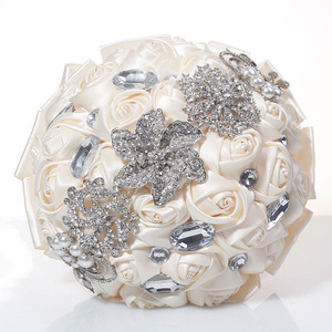 Bouquet de Mariée Luxueux et Élégant en Cristal de Rose Effet Cascade avec Diamants pour Arrangement Floral Nuptial - Product Image 5