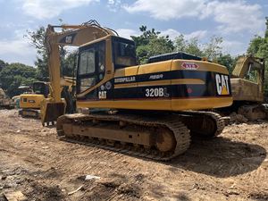 Excavatrice CAT 320BL d'occasion, peinture d'origine bien entretenue, fonctionnement fluide pour une utilisation prolongée - Product Image 2