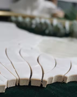 Carreau de mosaïque jet d'eau en marbre de jade vert sculpté à la main durable pour les espaces domestiques et commerciaux haut de gamme