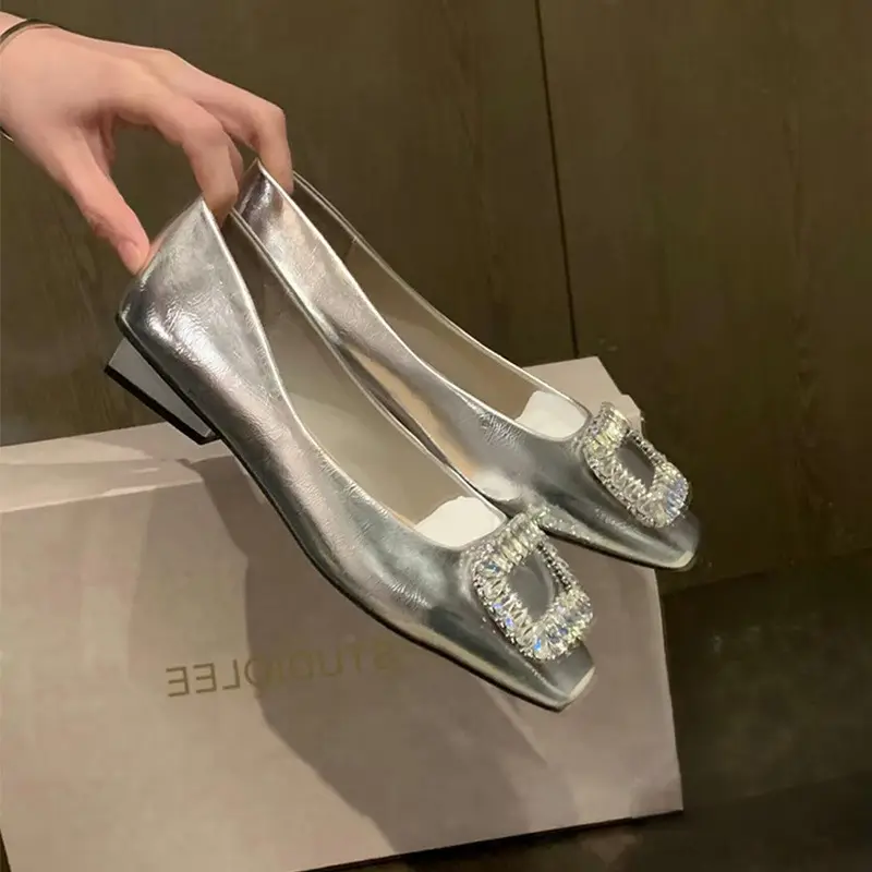 2024 femmes mode française cher strass boucle carrée semelle souple en cuir chaussures de sport femmes