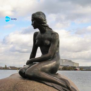 Escultura de Jardín de Bronce de Tamaño Real de Sirena Sentada sobre una Roca, con Acabado Patinado y Forma Personalizada - Product Image 5