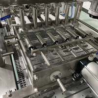 Récipient automatique en aluminium Machine à emballer les aliments pour animaux de compagnie Machine automatique de scellage de plateau pour conteneurs d'aliments pour animaux de compagnie
