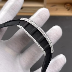 Reloj Mecánico Automático con Caja de Fibra de Carbono Blanca y Negra Asimétrica Única, Esfera Esqueleto, Correa de Goma Negra, Deportivo, Resistente al Agua - Product Image 4