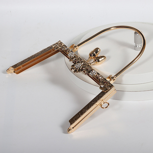 Borsa portatile di lusso da donna di ricambio con struttura in metallo <span class=keywords><strong>Kiss</strong></span> fibbia borsa serratura con motivo in rilievo per maniglia in metallo piccolo - Product Image 2