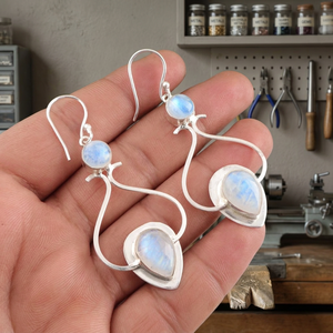 Boucles d'oreilles artisanales élégantes et tendance en pierre de lune arc-en-ciel pour femmes et filles, idéales pour les mariages et les fêtes. - Product Image 1