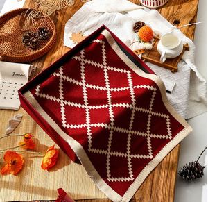 Coffret Cadeau Noël et Nouvel An à Prix Réduit avec Écharpe pour Hommes et Femmes, Idéal pour Anniversaire, Cadeau pour Petite Amie, ou Cadeau de Fête - Product Image 6