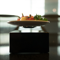 Plato Levitante Inalámbrico con Base Cuadrada y Patrón Geométrico, con Vaso de Vidrio Portátil para Decoración del Hogar