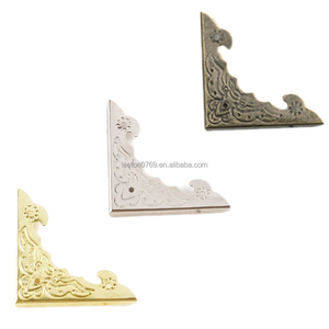 Protector de Esquinas Decorativo de Metal Plano de Color de 40x40x4 mm para Cajas de Madera y Libros, Suministro de Fábrica - Product Image 1