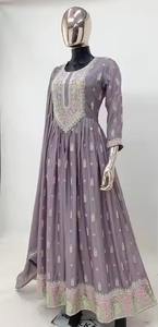 Elegante vestido Anarkali étnico indio Lila lavanda con bordado intrincado, Salwar y Dupatta a juego, perfecto para bodas - Product Image 3