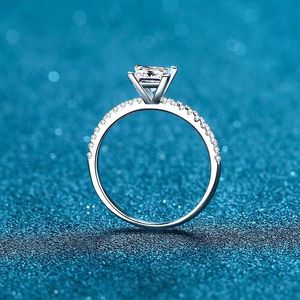 แหวนคู่เพชรทรงสี่เหลี่ยมเจ้าหญิง 18k 1 กะรัต ฝังเพชรแบบหนามเตย เพชรเพาะเลี้ยง ดีไซน์โดดเด่น แหวนวินเทจหรูหราเบาๆ - Product Image 4