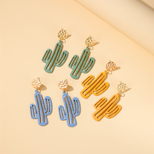 <span class=keywords><strong>Orecchini</strong></span> creativi Boho <span class=keywords><strong>Cactus</strong></span> divertente dichiarazione di gioielli in smalto cavo per piante alla moda borchie d'oro per le donne questa estate - Product Image 2