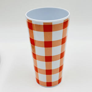 Gobelet en mélamine à carreaux rouges vifs de 500 ml (17 oz) style rétro pour café et boissons glacées - Product Image 1