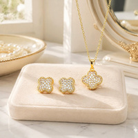 Ensemble de bijoux coréens OEM ODM pour femmes, personnalisé, plaqué or 18 carats, en laiton, motif trèfle, avec boucles d'oreilles et collier en zircon, directement de l'usine