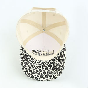 ओएम उच्च गुणवत्ता 5 पैनल स्नैपबैक कैप थोक टोन रंग तेंदुए प्रिंट कस्टम 5 पैनल कपास कढ़ाई बेसबॉल कैप - Product Image 6