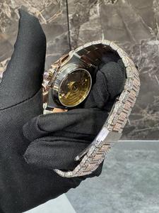 Montre en quartz d'élite avec pierres en moissanite entièrement serties offrant un savoir-faire haut de gamme, un luxe et une précision - Product Image 5