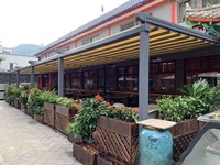 Pergola motorisée rétractable et pliable, étanche, avec commande par application intelligente, au design moderne, pour balcon, villa haut de gamme et luxe.