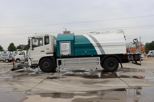 Carro de riego de alto rendimiento, camión de lavado y barrido eficiente con componente de motor central - Product Image 5