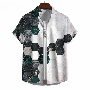 Camisa de Manga Corta para Hombre con Estampado Geométrico Degradado de Hexágonos, Camisa con Botones y Detalles Dorados para Uso Formal e Informal - Product Image 3