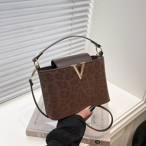 Zipper Closure Portable Large New Arrival Women's PU Leather <strong>Medium</strong> Regular Shape Modern Classic Vintage Crossbody <strong>Handbag</strong> - Product Image 5