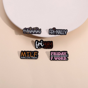 Broche en métal élégante et colorée sur le thème du vendredi, avec inscription anglaise, pour accessoires vestimentaires pour étudiants - Product Image 1