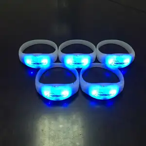 Concerto RGB più economico luce a Led lampeggiante con musica suono attivato in Silicone braccialetto a Led