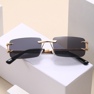 Gafas de Sol Unisex 2024 con Montura de Aleación sin Marco, Color Dorado Océano, Protección UV400, Lentes de PC Cuadradas, Modernas, Lujosas y Versátiles - Product Image 2