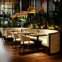 Mobilier de restaurant en bois pour café et bar : banquette, chaises et table, ensemble canapé-banc