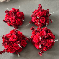 Bouquet floral moderne rouge de 30 cm pour centre de table, avec gypsophile et roses artificielles en soie, idéal pour la décoration de réceptions de mariage et événements.