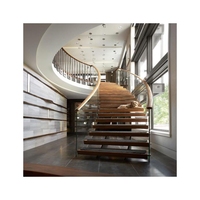 Escalier courbé élégant en acier au carbone avec finition thermolaquée pour appartement duplex