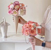 Boîte à fleurs en forme de cône de crème glacée, petit bouquet de fleurs de rose suspendu à la main portable, emballage de fleurs de fleuriste avec poignée