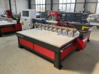 Routeur CNC multi-têtes pour la réalisation de sculptures en relief sur les portes de meubles en bois