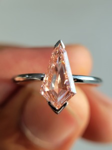 Anillo Solitario de Diamante Rosa Corte Cometa de Lujo en Oro Blanco de 18k - Product Image 3