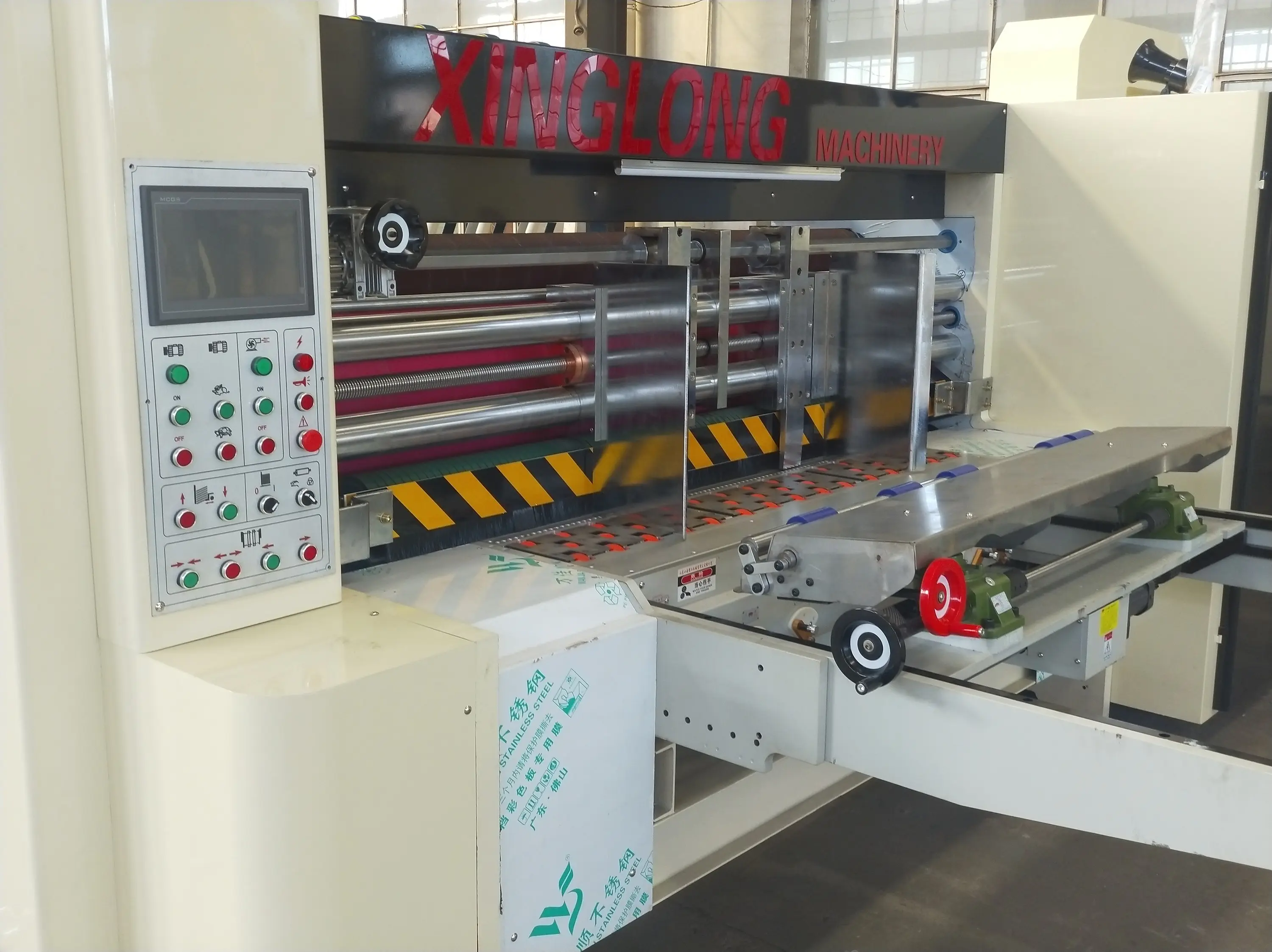 Máquina de corte e vinco automática de alta velocidade para caixa de papelão ondulado DGM