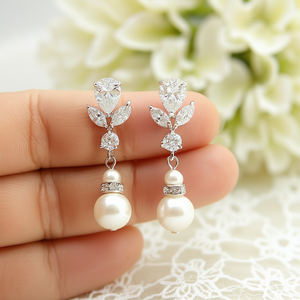 Boucles d'oreilles pendantes en argent 925 plaqué or blanc et rhodium avec fausse perle ronde sertie griffe, bijoux de mariage classiques pour femme - Product Image 2