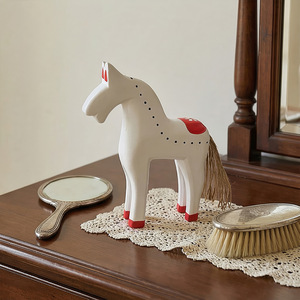 Caballo balancín de madera, decoración navideña para mesa, rojo y blanco, hecho a mano, estilo bohemio, adorno para barra de bar - Product Image 2