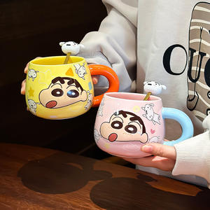 แก้วเซรามิคลายการ์ตูนเครยอนชินจัง พร้อมช้อน ดีไซน์ทรงกลม แก้วเดี่ยว แก้วกาแฟสำหรับสำนักงาน ของขวัญวันเกิด สำหรับใช้งานทั่วไป - Product Image 1
