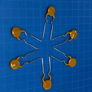 ฟิวส์แบบรีเซ็ตอัตโนมัติ หัวกลม ทรงกระบอก ระยะห่างระหว่างขั้ว 5.0 มม. 30V 0.75A ฟิวส์ PTC แบบ Through Hole สำหรับเครื่องใช้ไฟฟ้าในครัวเรือน - Product Image 1