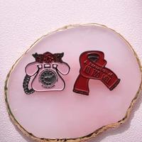 Cartoon Creative Pink Telefon Schal Buch zubehör Weiche Emaille Anstecknadel mit Metall Brosche Brief für Ostern & Neujahr