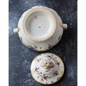 Gabriella P. Pot à sucre en porcelaine anglaise de la fin du XVIIIe siècle, style géorgien, décorations dorées à motif de pâquerettes pour restaurants - Product Image 1