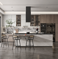 Cuisine Moderne de Luxe Personnalisée en Bois Massif avec Îlot, Table à Manger, Plan de Travail Effet Marbre, Rangement Intégré et Design Sans Poignées