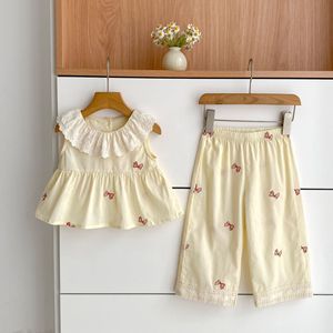 Completo Estivo per Ragazze in Cotone con Top con Colletto in Pizzo, Pantaloni Dritti e Fiocco Ricamato - Product Image 1