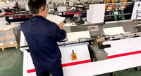 Machine de collage de feuilles d'extrémité haute vitesse avec capteur optique et bras de transfert à pince